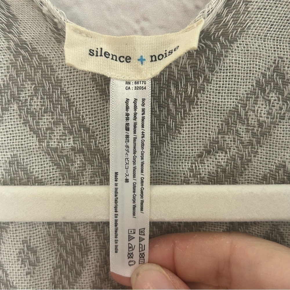Silence + Noise Aztec Print Knit Cape NWOT - Picture 7 of 9